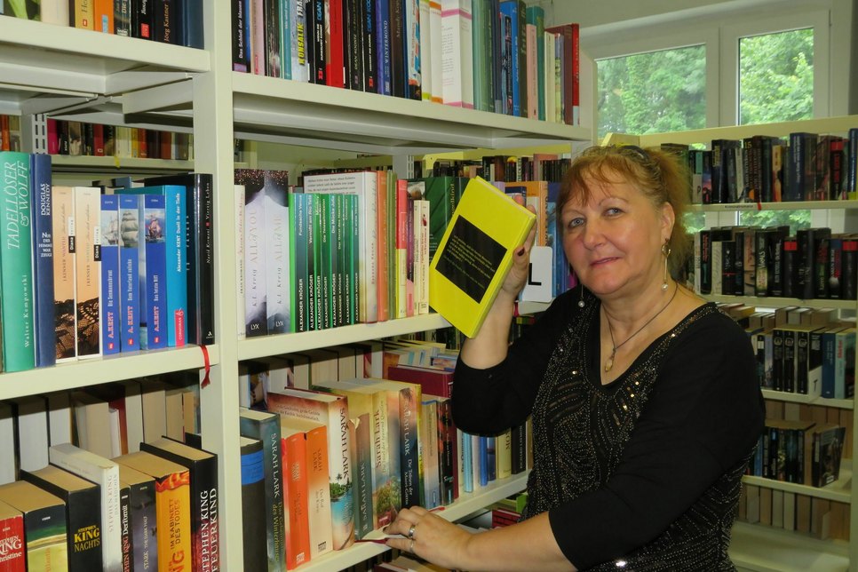 Ilona Wölfle-Zeuschner liebt Bücher und führt die Bibliothek in Bernsdorf mit Leidenschaft. Foto: Silke Richter