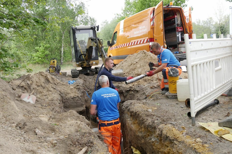 LWG-Mitarbeiter beim Verlegen der neuen Trinkwasserleitung für die Kleingartenanlage Merzdorfer Weg. Foto: LWG