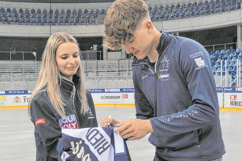 Luise Müller, die Gewinnerin der Verlosung von AOK und Dresdner Eislöwen mit Verteidiger Bruno Riedl, der das Originaltrikot mit der Nummer 75 im Eisstadion signierte.