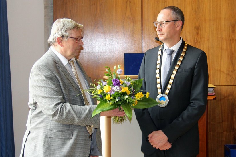 Stadtrat Heiner Schleppers (links) übergab dem neuen Oberbürgermeister Karsten Vogt die Amtskette von Bautzen.