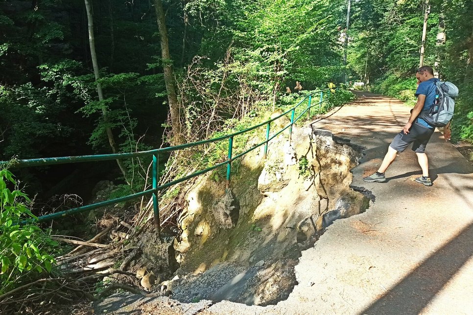 Auch nach über einem Jahr nach der Flut im Hirschgrund sind die Schäden nicht behoben worden. Abgebrochene Straßen sind für Autos unpassierbar und für Fußgänger eine Gefahr.