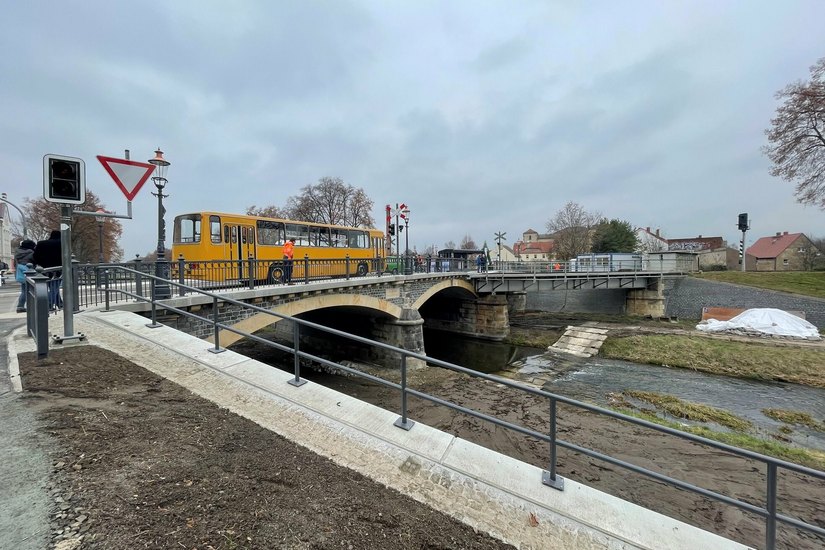 Gekostet hat die Instandsetzung 3,6 Millionen Euro. Die Arbeiten an der Brücke hatten im Januar begonnen.
