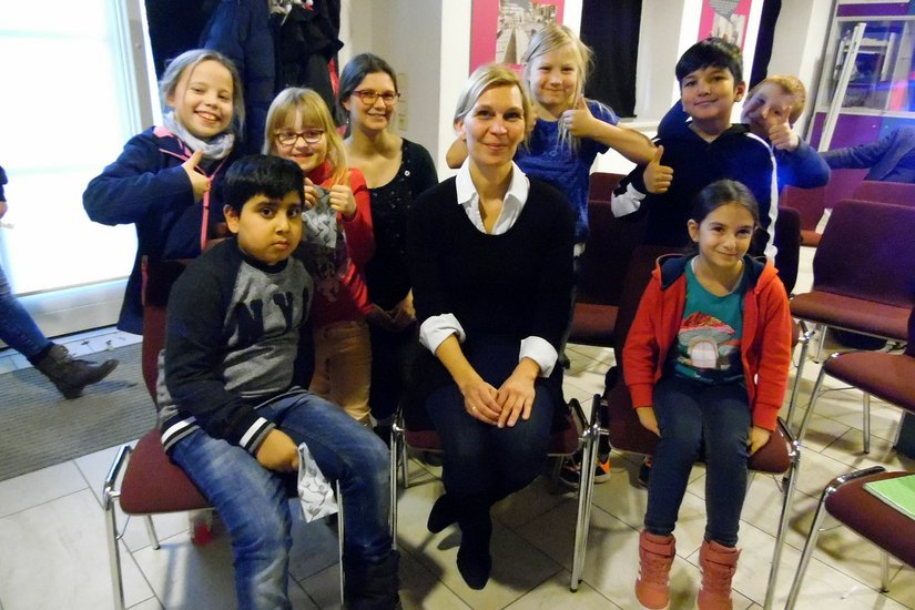 Norma Strunden (Mitte) freute sich mit ihren kleinen Künstlern über den gelungenen Film. Foto: Wo