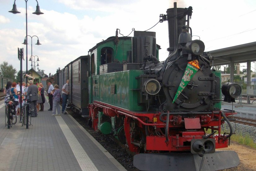 Geschmückte Dampflok. Foto: Lößnitzgrundbahn