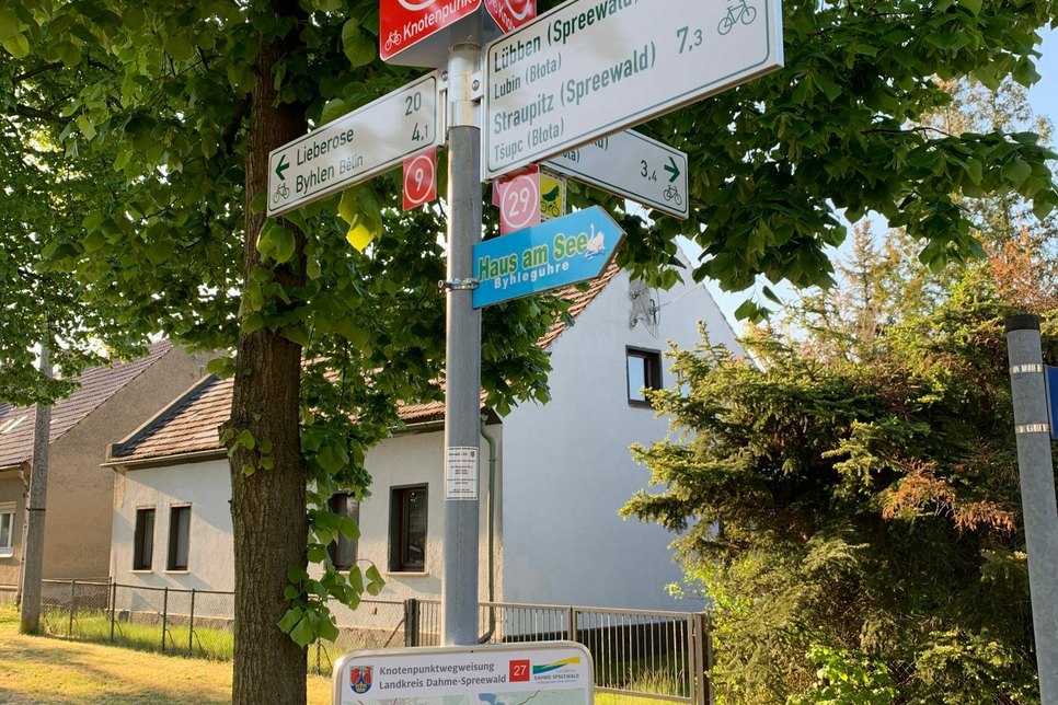 Ein neuer Knotenpunktwegweiser in Byhleguhre (Amt Liebrose/Oberspreewald). Foto: Landkreis Dahme-Spreewald