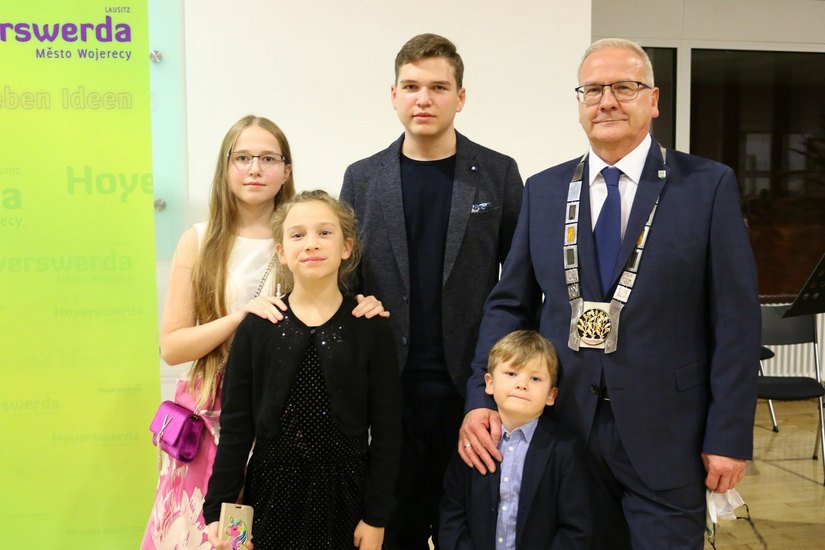 Zur Vereidigung als Oberbürgermeister trägt Torsten Ruban-Zeh die repräsentative Amtskette. Auch seine Kinder verfolgten die Zeremonie gespannt. (Foto: Y. Simmang)