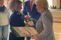 Die Vorsitzende des Kreistages, Martina Gregor-Ness, gratulierte Gisela Uhl zur Auszeichnung »Ehrenbeirätin Naturschutz«.