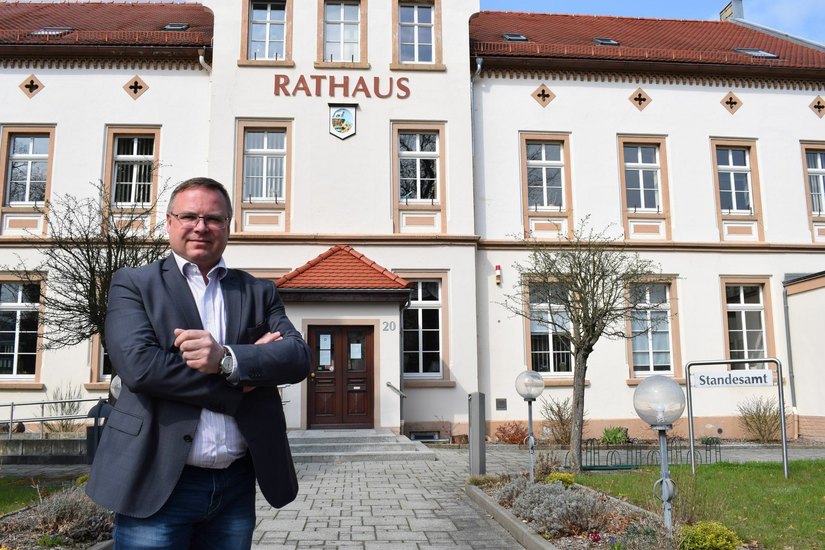 Bürgermeister Jens Zeiler möchte kräftig investieren. In den Räumlichkeiten hinter ihm - dem Neukircher Rathaus - werden künftig alle Projekte vorangetrieben. Foto: spa