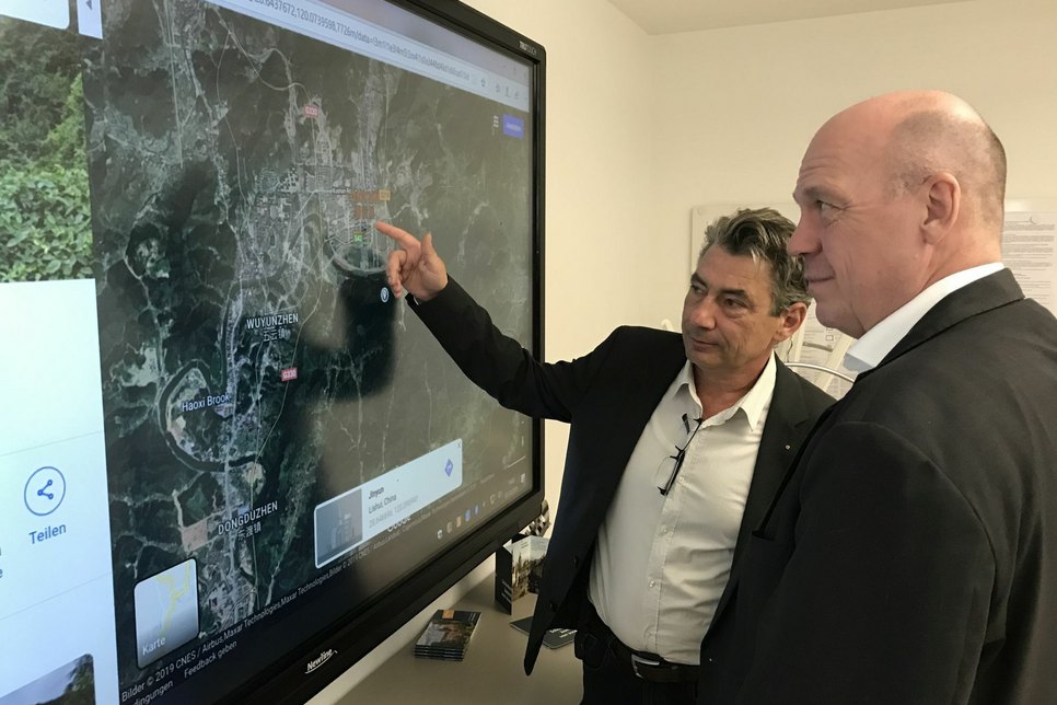 V.l.: Stadtrat Tim Lochner und Dr. Torsten Voß schauen sich ihr Reiseziel auf einer digitalen Landkarte an. F: Schramm