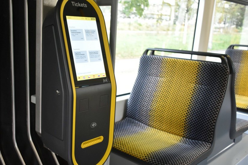 59 Zentimeter Höhe, 22 Zentimeter Breite und 11,5, Kilo schwer: So sehen die neuen Ticketautomaten für Dresdens Busse und Bahnen aus. Foto: Schiller