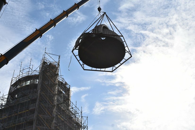 Abhub der 12 Tonnen schweren Kuppel vom Turm des Beyer-Baus (TU Dresden).