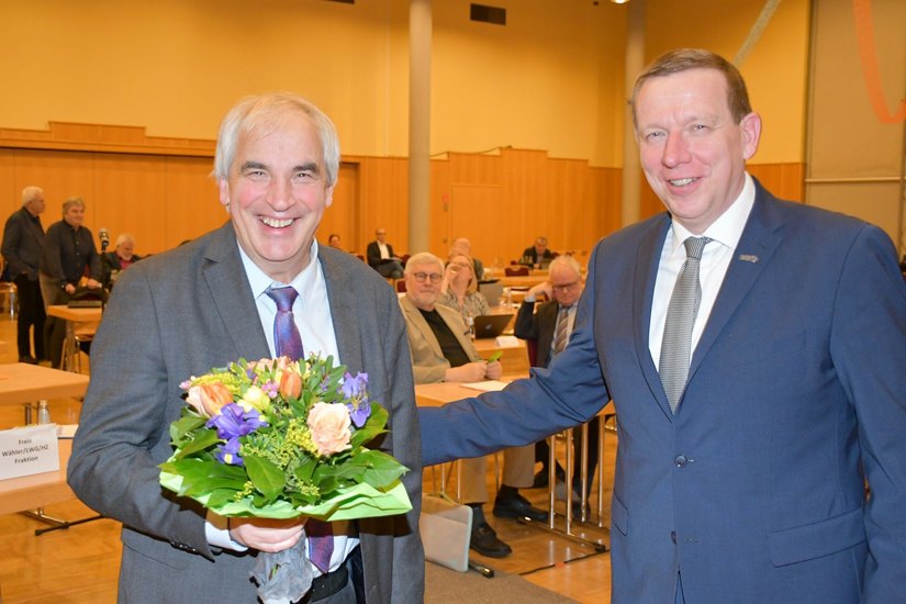 Landrat Christian Jaschinski (r.) dankte Peter Hans für seine geleistete Arbeit. 
 Foto: Pressetelle Kreisverwaltung