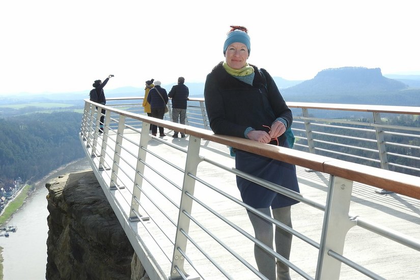 Hanka Owsian, Sprecherin der »Bürgerinitiative Naturpark Sächsische Schweiz«, auf der neuen Bastei-Aussichtsplattform. Ein Sinnbild des Zusammengehens von Natur und Kultur.