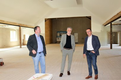 Planer Thomas Klingauf, Oberbürgermeister Uwe Rumberg und TWF-Geschäftsführer Jörg Schneider (v.l.) freuen sich, dass Freital einen Hotspot für Feiern aller Art erhalten wird.                                                                                                                             Foto: Nelles