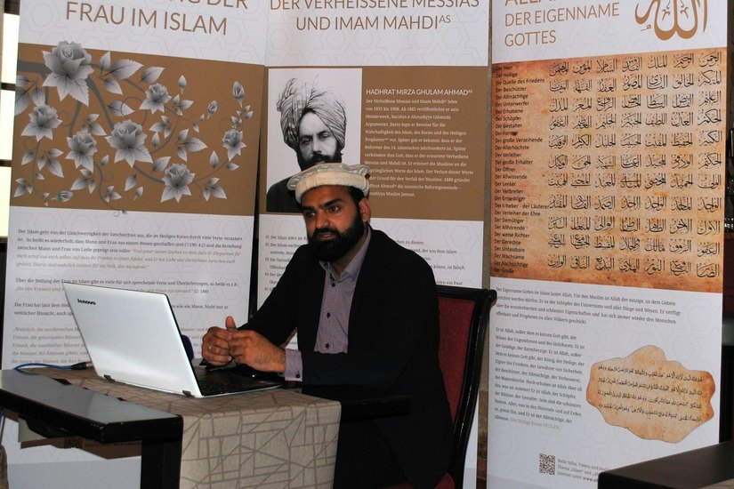 Imran Ahmad (28) von der Ahmadiyya Gemeinde in Dresden beim Pressetermin in Meißen. Foto: Eckardt