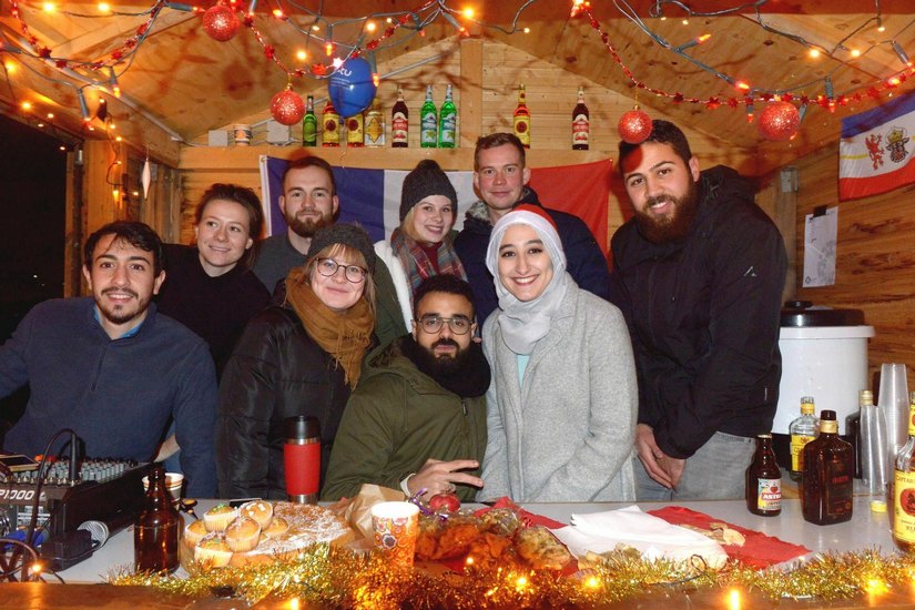 Das Siegerteam des Wettbewerbs um die schönste Weihnachtshütte des studentischen Weihnachtsmarktes 2018. Foto: BTU Cottbus-Senftenberg