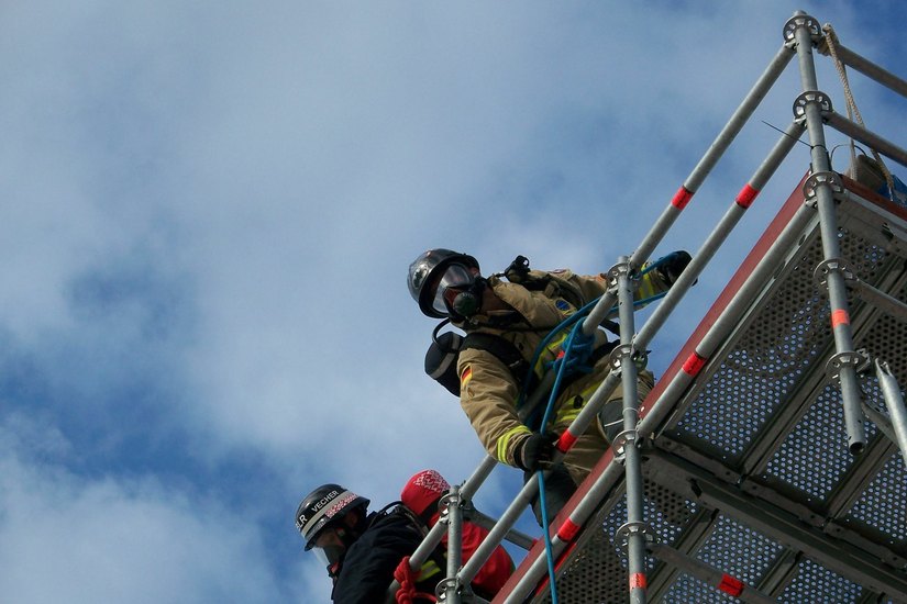 Phillip Mooser vom TFA Team der Feuerwehr Lübben mit vollem Einsatz dabei: Beim Schlauchpaket den Turm hochziehen..... Foto: TFA Team Lübben