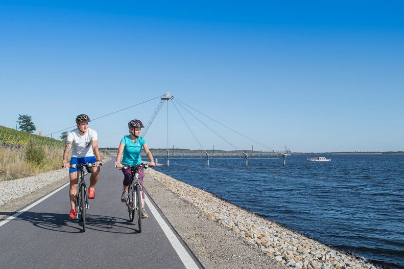 Radfahrer am Großräschener See. Der Radweg um den See soll in diesem Jahr fertig werden. Foto: Tourismusverband Lausitzer Seenland e.V., Nada Quenzel