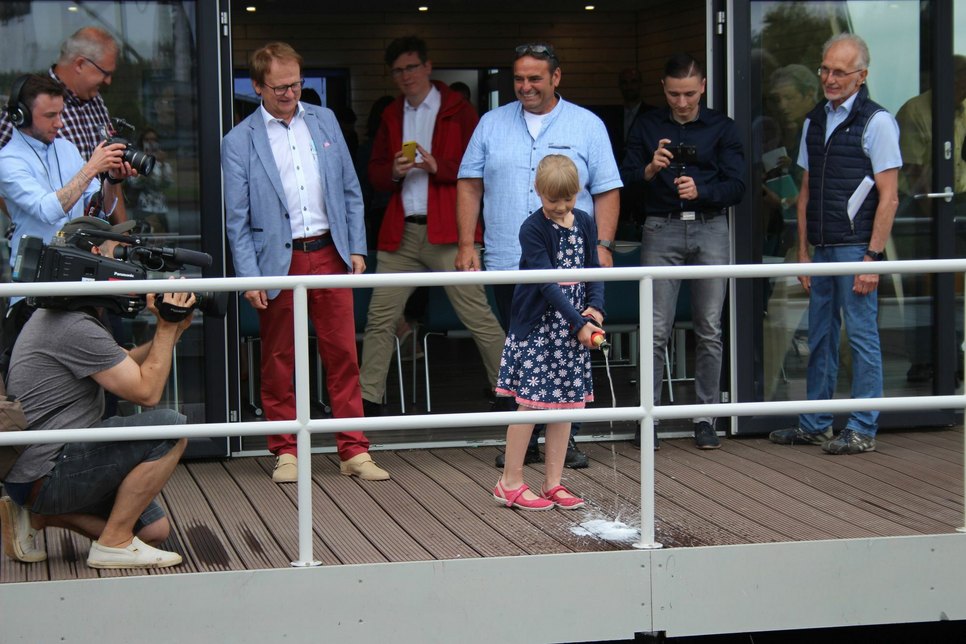 Die kleine Martha, Enkelin des Amtsdirektors Gottfried Richter (l.), bei der Bootstaufe des Konferenzbootes »aquaforum« auf dem Bergheider See. Foto: wit