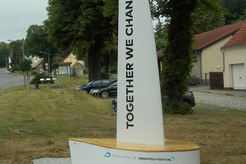 Das neue als Sitzbank gestaltete Monument in Kostebrau.