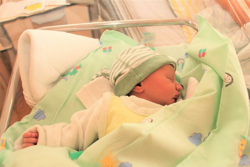 Jubiläums-Baby Sachar ist das 400. Baby, das im Helios Klinikum Pirna im Jahr 2022 geboren wurde.