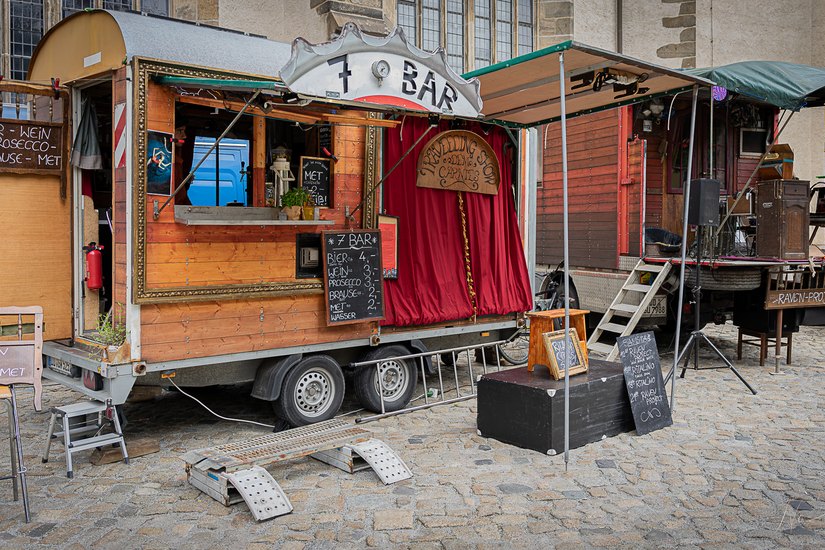 Die »Travelling Show Dem Carnies« hat eine Zirkus-Show und gleichzeitig eine mobile Bar auf dem Hoffest in Liebon zu bieten.