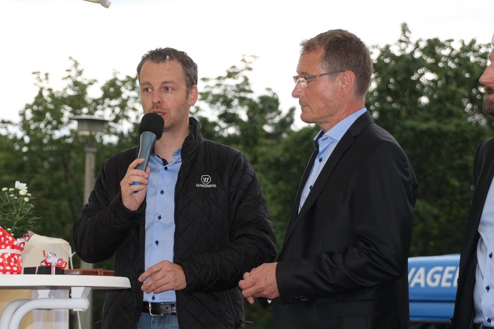 Dann betraten moderiert von Andreas Friebel (links) zunächst Trainer Hannu Järvenpää…