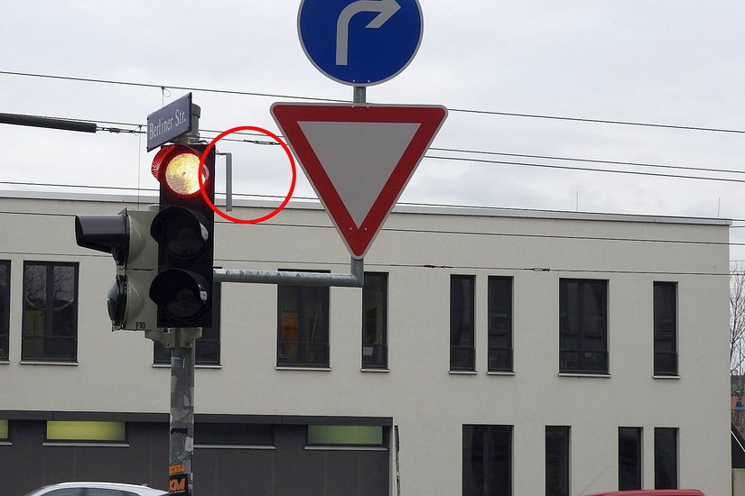 Der Bügel hängt noch, der Grüne Pfeil ist weg: Hier an der Berliner Straße, Einmündung Löbtauer Straße ist allerdings unklar, warum der Pfeil fehlt. Laut Straßenbauamt müsste er da sein. Foto: Pönisch