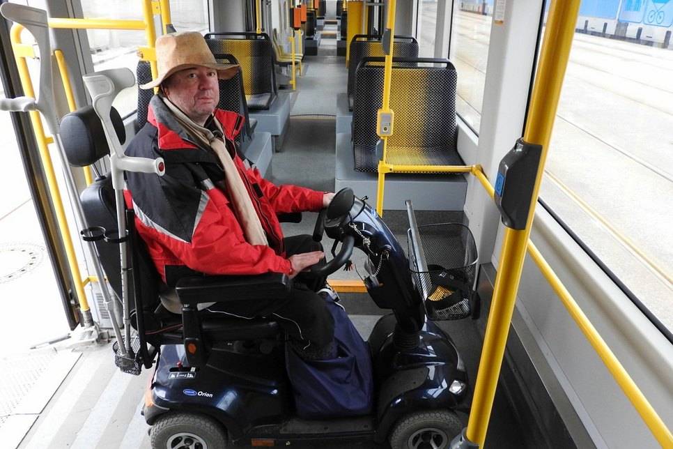 Jörg Vedder ist auf Bus und Bahn angewiesen. Mit seinem E-Scooter wird er allerdings nicht mehr befördert. 