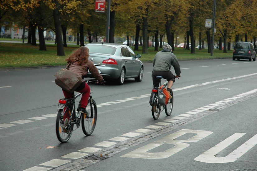 Radfahren ist trotz extra Fahrbahnen auf großen Straßen an vielen Stellen nicht sicher oder oft eine holprige Angelegenheit. Foto: Pohl