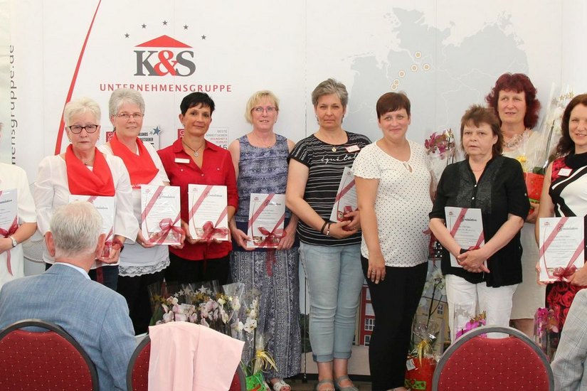 Im Rahmen des 15-jährigen Jubiläums wurden Mitarbeiter geehrt, die seit 15 Jahren in der K&S-Seniorenresidenz in Lübben tätig sind. Foto: sts