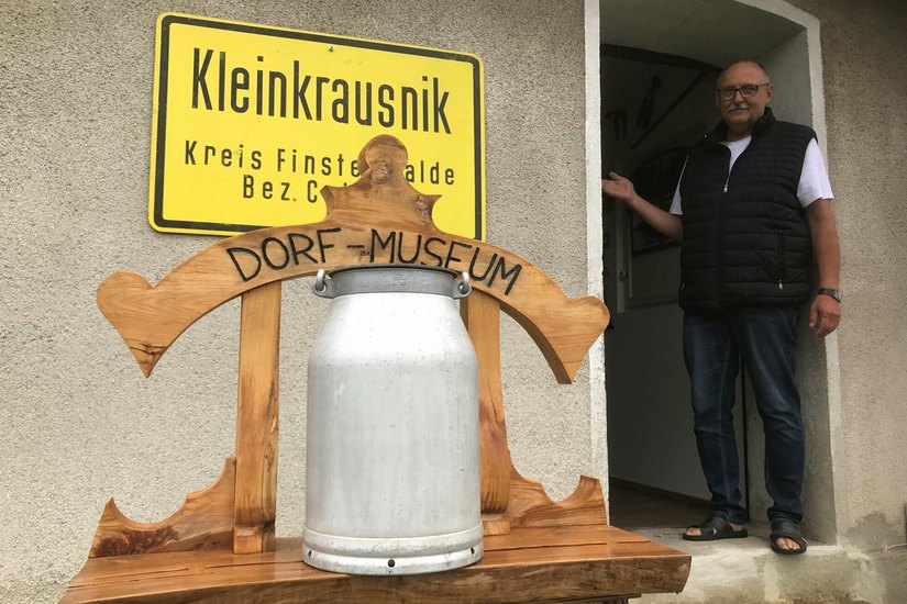 Norbert Zach am Eingang seines Dorfmuseums in Kleinkrausnik Nr. 5. Wenn die Milchkanne draußen steht, ist geöffnet.