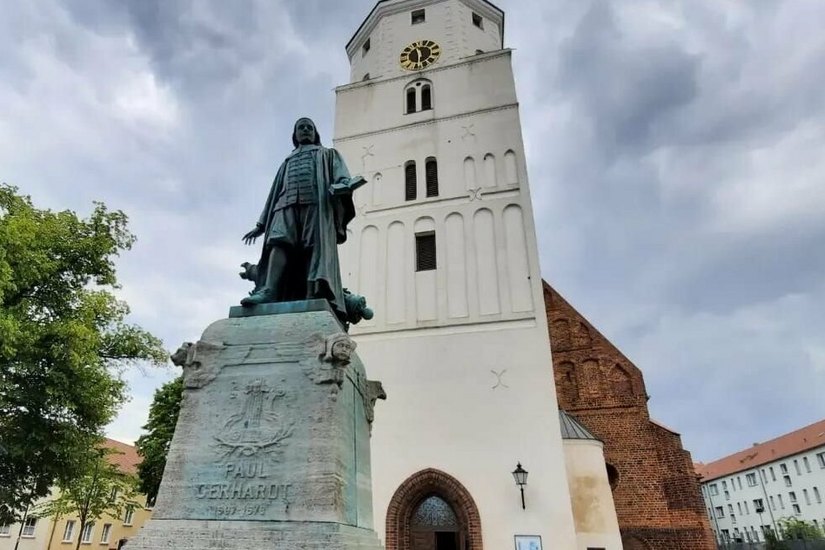Paul-Gerhardt-Kirche mit dem Paul-Gerhardt-Denkmal in Lübben.