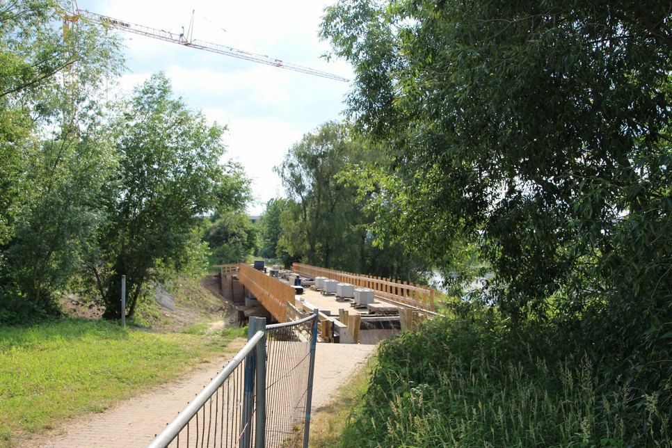 Weiter elbaufwärts – in Pirna – wird eine neue Brücke über die Gottleubau gebaut. Die Arbeiten liegen im Zeitplan.