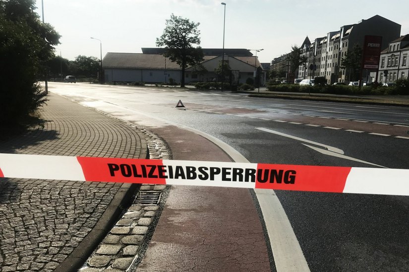 Eine Polizeiabsperrung an der Fröbelstraße.