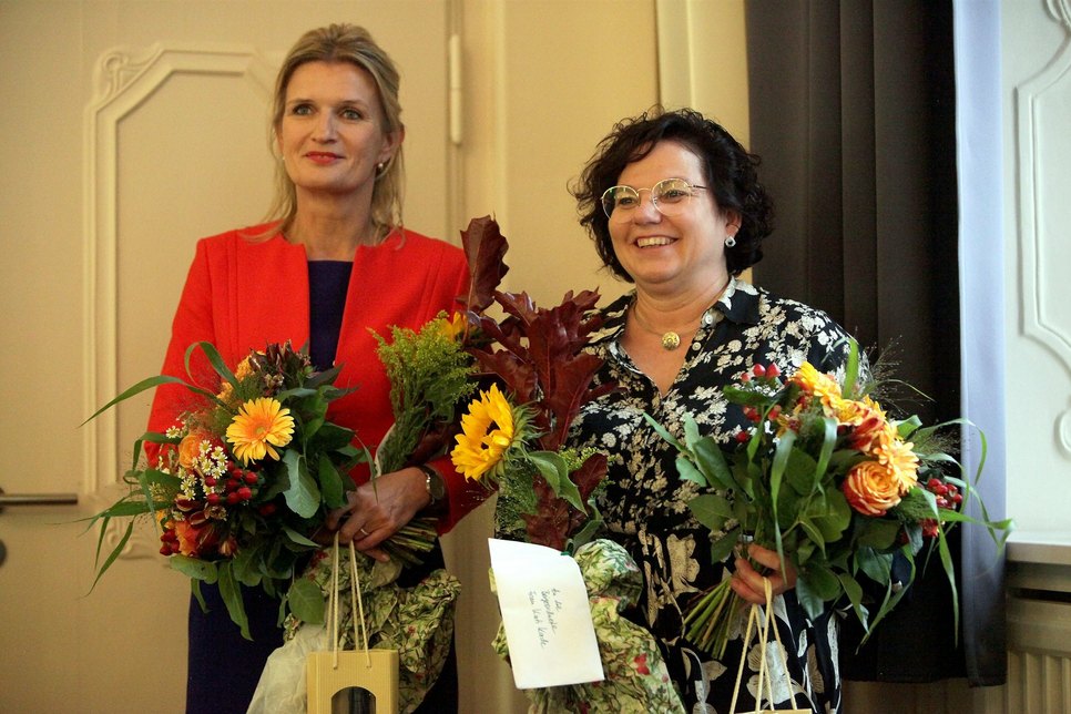 Brit Jacob-Hahnewald (li.) und Kati Kade nach ihrer Wahl als Beigeordnete im Kreistag.