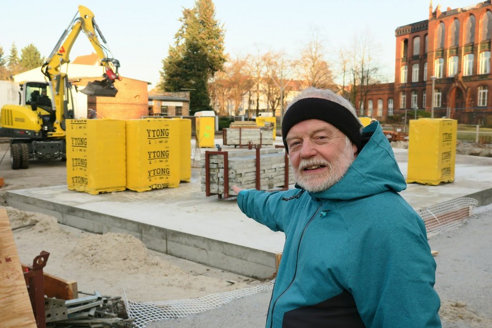 Die Bodenplatten für die zwei neuen Wohnhäuser in der Karlstraße 79/80 sind gegossen, Montag freut sich Pfarrer Hinrich Müller auf das Richtfest. Foto: jho