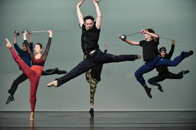 Probenfoto aus dem Ballett „Peter Pan“ mit (Bildmitte vorn) René Klötzer als Peter Pan sowie Tänzerinnen und Tänzern des Ballettensembles. Foto: Marlies Kross