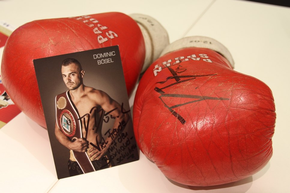 Diese Boxhandschuhe gehörten Dominic Bösel, sie werden derzeit über Ebay Charity versteigert.