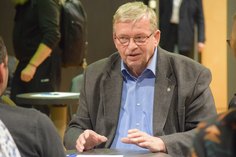 Stadtrat Heiner Schleppers im Gespräch mit Bürgern.