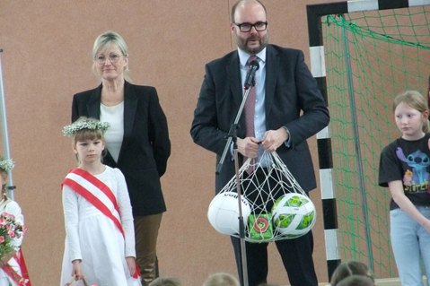 Natürlich hatte Sachsens Kultusminister auch ein Geschenk mit im Gepäck: Für die Schüler gab es einige Bälle.  Foto: Rainer Könen