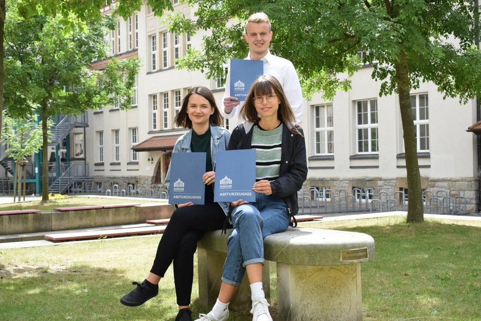 Clevere Schülerinnen und Schüler: Noreen Rabenau (links), Theresa Mrosek und Florian Stahr haben mit der Note 1,0 ihr Abitur bestanden. Foto: Sandro Paufler