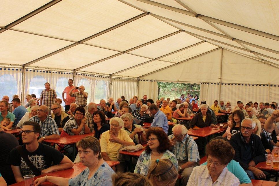 Das Zelt war bis zum letzten Platz gefüllt: Beim ersten Tränke-Fest kamen 2016 rund 500 Besucher. Foto: TrÜbPlKdtr Oberlausitz