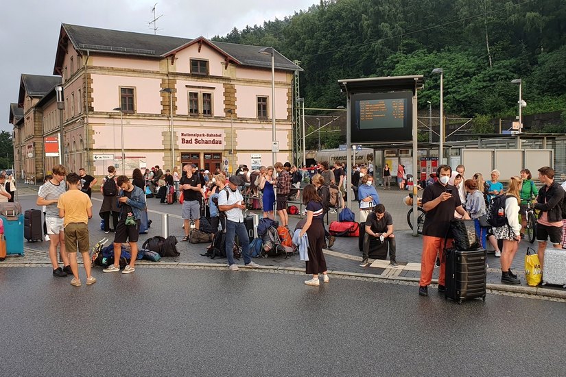 Gestrandete Fahrgäste am Nationalpark Bahnhof Bad Schandau. Foto: Daniel Förster