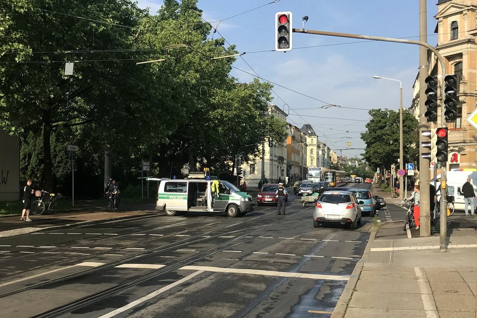 Die Polizei hat die Kesselsdorfer Straße ab Rudolf-Renner-Straße gesperrt.