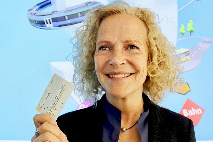 Staatssekretärin Ines Fröhlich hat es schon. Sie erhielt von VVO-Geschäftsführer Burkhard Ehlen bereits ein Neun-Euro-Ticket. Die Kunden der Verkehrsbetriebe müssen sich noch bis zum 23. Mai gedulden.