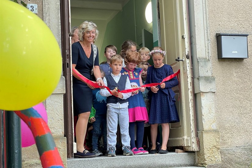 Gemeinsam mit Bürgermeisterin Kerstin Köhler durften die Kinder der neuen Freien Auenwaldschule in Jahnishausen ihre Schule einweihen und das symbolische rote Band durchtrennen.