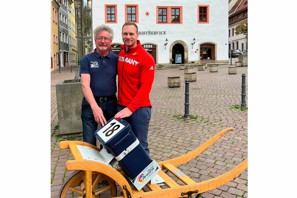 Klaus Klix, langjähriger Rennleiter des Schiebock-Rennens, mit dem mehrfachen Bob-Weltmeister Francesco Friedrich, der die Schirmherrschaft der diesjährigen Weltmeisterschaft im Schiebock-Rennen übernimmt