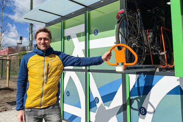 Vor gut einem Jahr führte Radebeuls Tiefbauamtsleiter Oliver Lange die praktische Fahrradbox in Radebeul vor.