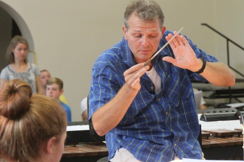 Engagiert und konzentriert bei der Probenarbeit: Orchesterleiter Thomas Grote. Foto: Weser